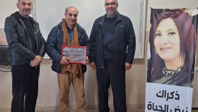 صورة الفنان غاندي بو ذياب مكرما في المدرسة اللبنانية العالمية في راشيا