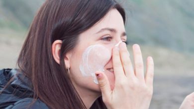 صورة واقي الشمس في الشتاء: لماذا لا يمكن الاستغناء عنه